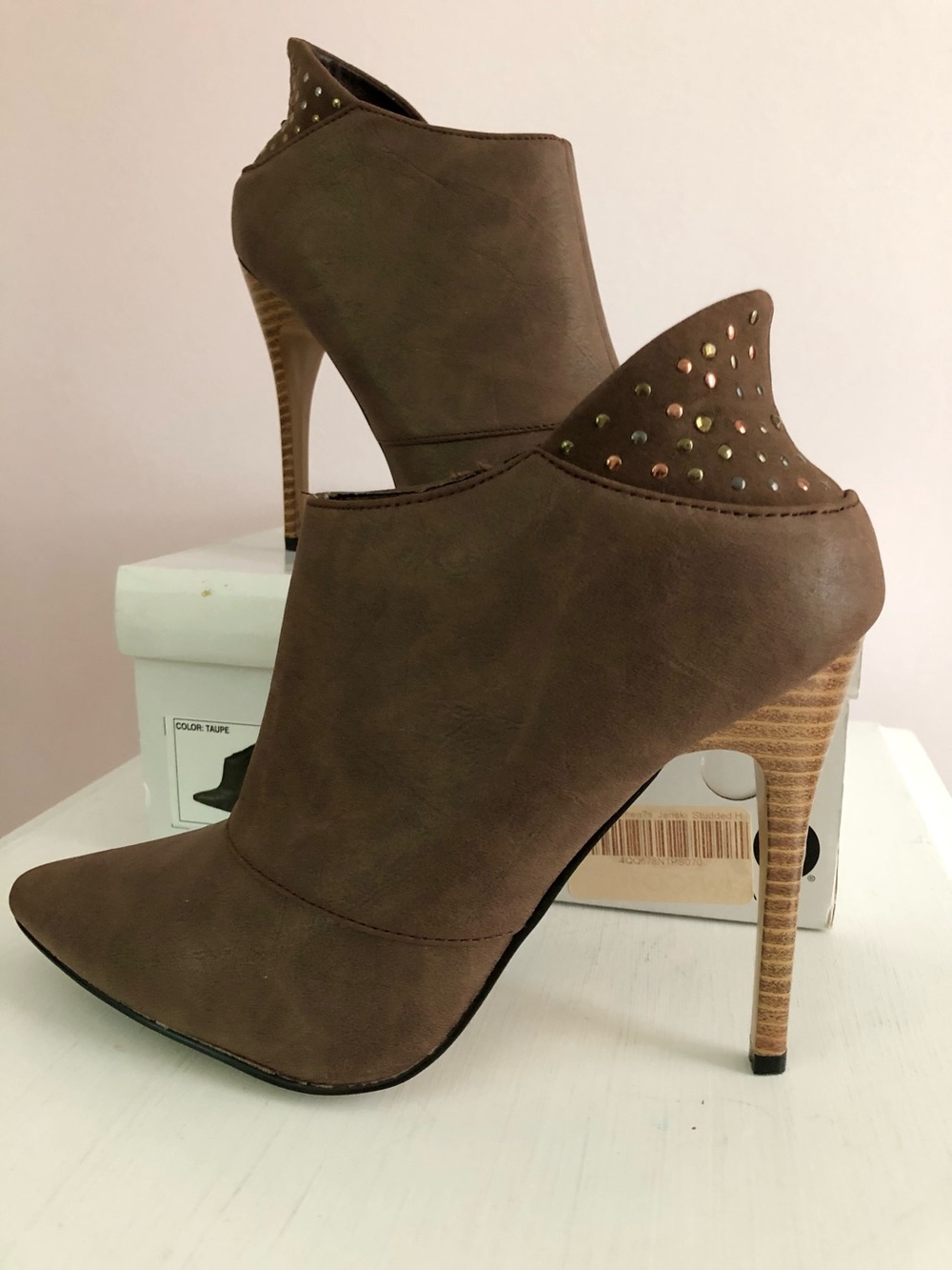 NEW XOXO Jenski Brown Stud Embellished Ankle Boots in Box Size 7